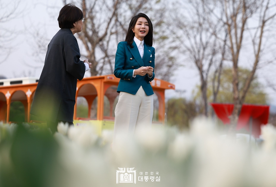 김건희 여사가 31일 전남 순천시에서 열린 ‘2023 순천만국가정원박람회 개막식’에 앞서 네덜란드 정원을 둘러보고 있다.