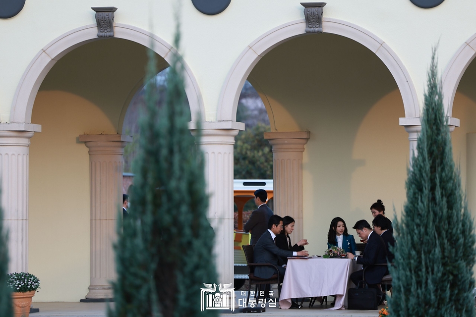 김건희 여사가 31일 전남 순천시에서 열린 ‘2023 순천만국가정원박람회 개막식’에 앞서 이탈리아 정원에서 차를 마시고 있다.