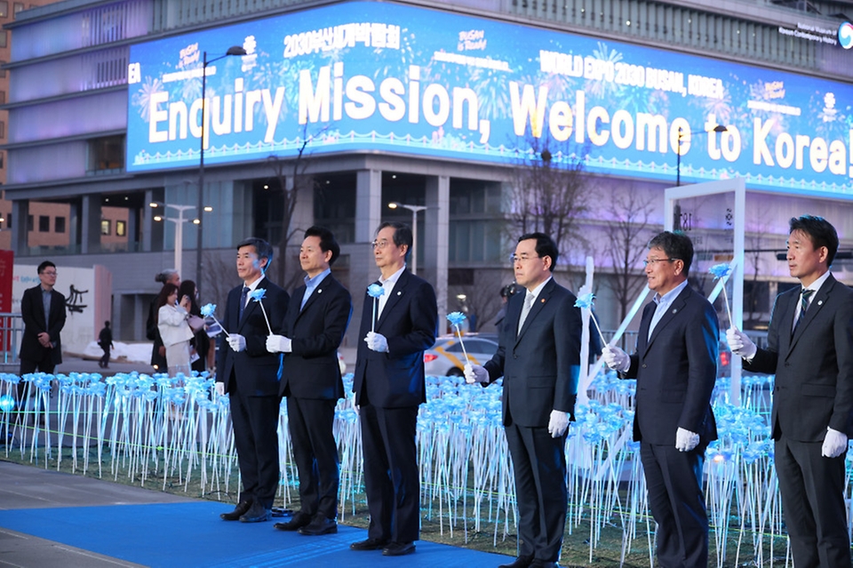 한덕수 국무총리가 30일 서울 종로구 광화문 광장에서 열린 ‘2030 부산세계박람회(EXPO) 유치 기원 점등식’에서 LED 장미꽃을 점등하는 퍼포먼스를 하고 있다.
