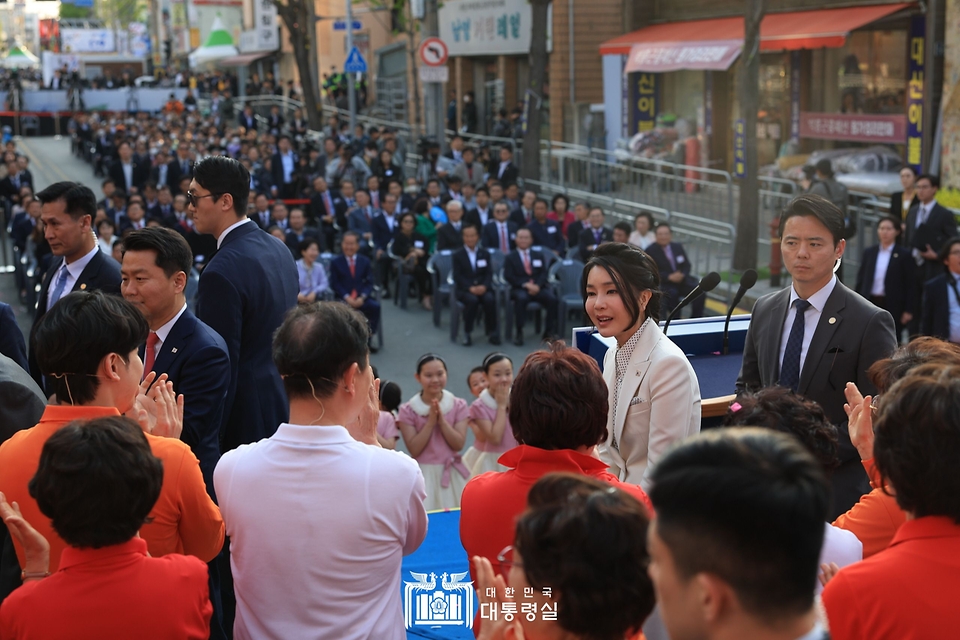 김건희 여사가 1일 대구시 중구 서문시장에서 열린 ‘서문시장 100주년 기념식’에서 공연단을 격려하고 있다.