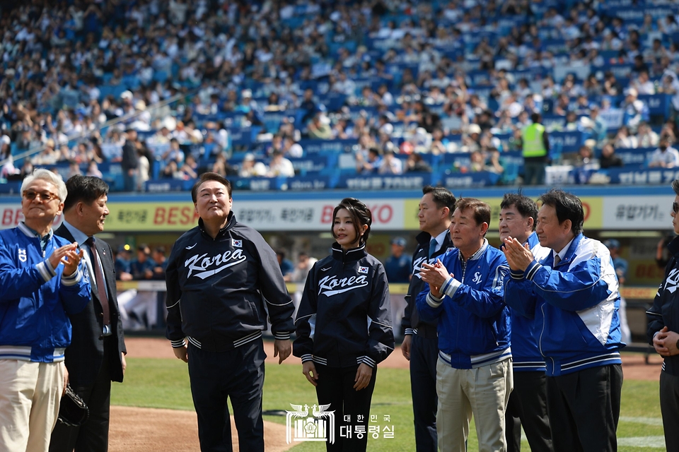 윤석열 대통령과 김건희 여사가 1일 대구시 수성구 삼성라이온즈파크에서 열린 ‘2023 프로야구 개막전’에 참석하고 있다.