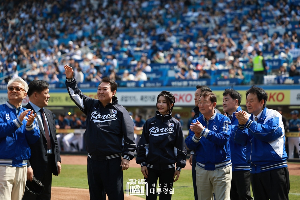 윤석열 대통령과 김건희 여사가 1일 대구시 수성구 삼성라이온즈파크에서 열린 ‘2023 프로야구 개막전’에서 야구팬들에게 인사하고 있다.