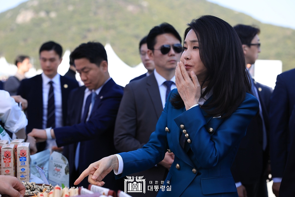 김건희 여사가 31일 경남 통영시 영운항에서 열린 제12회 수산인의 날 기념식에서 미래수출품목 부스를 둘러보고 있다.