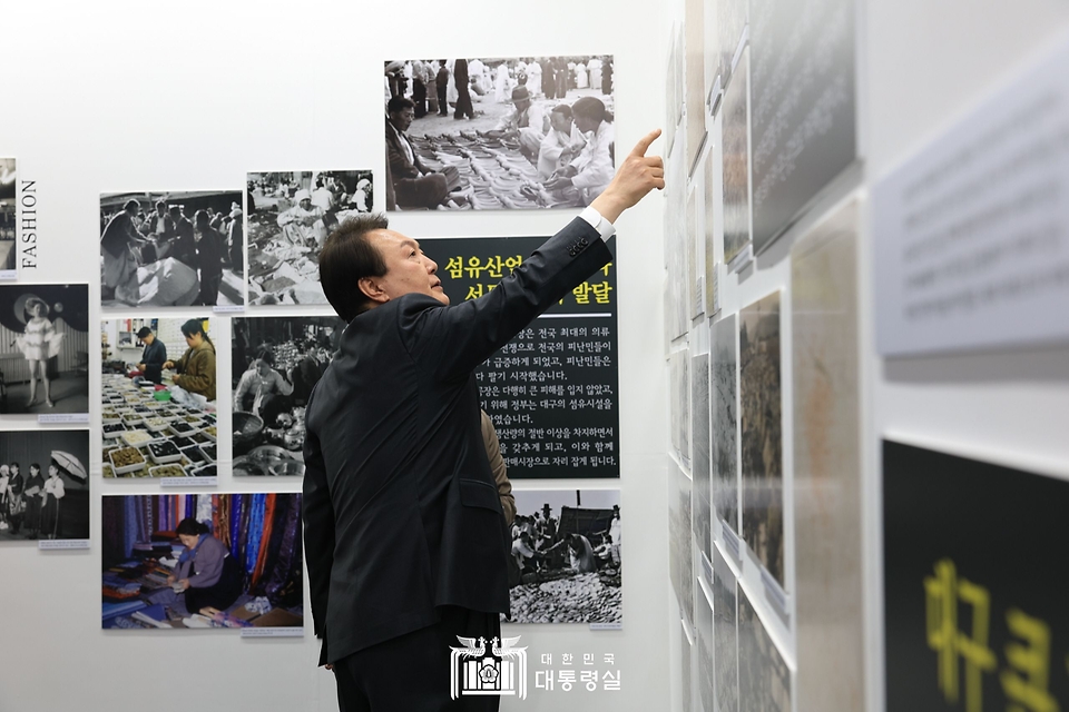 윤석열 대통령이 1일 대구시 중구 서문시장에서 열린 ‘서문시장 100주년 기념 특별사진전’을 관람하고 있다.