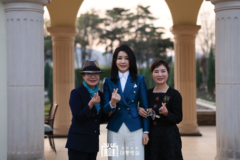 김건희 여사가 31일 전남 순천시에서 열린 ‘2023 순천만국가정원박람회 개막식’에 앞서 관계자들과 기념촬영을 하고 있다.