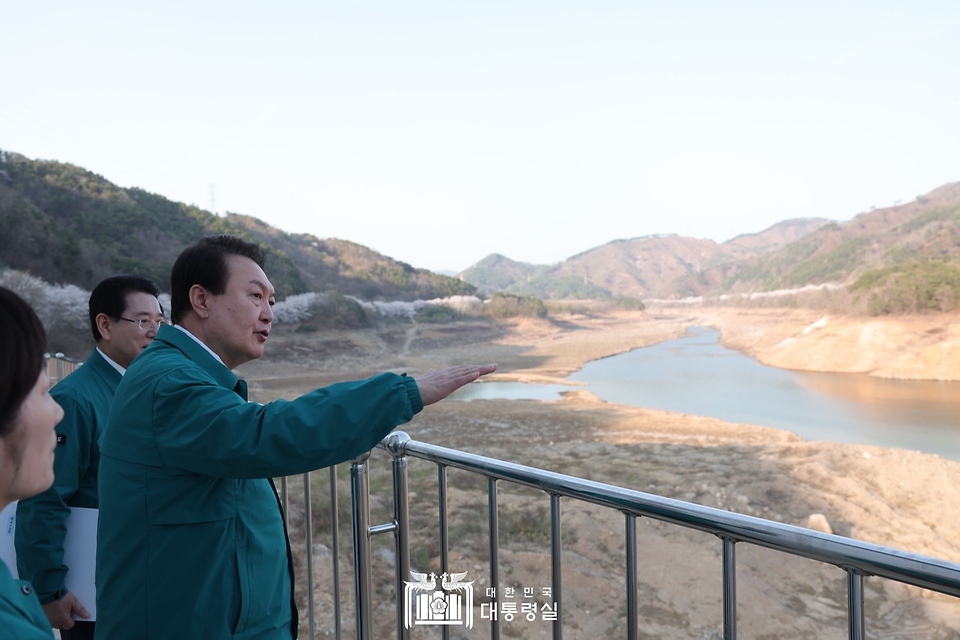 윤석열 대통령이 31일 전남 순천시 주암조절지댐에서 광주·전남지역의 가뭄 상황을 점검하며 발언하고 있다.