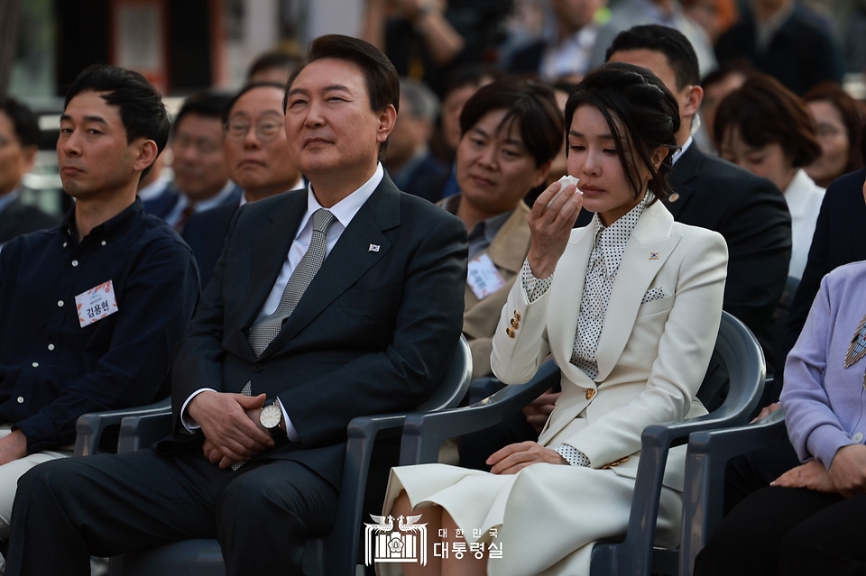 윤석열 대통령과 김건희 여사가 1일 대구시 중구 서문시장에서 열린 ‘서문시장 100주년 기념식’에 참석하고 있다.