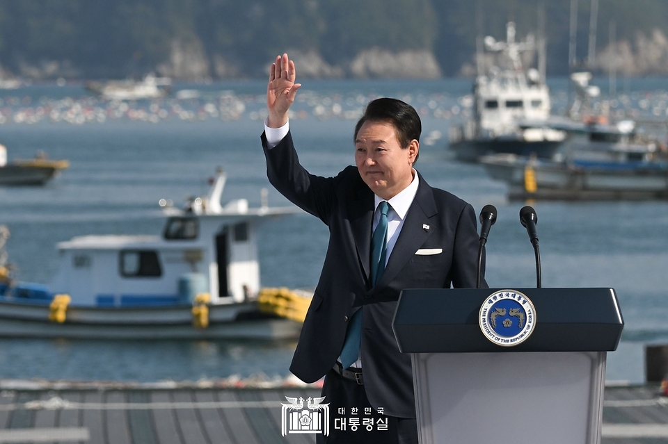 윤석열 대통령이 31일 경남 통영시 영운항에서 열린 제12회 수산인의 날 기념식에서 손을 들어 인사하고 있다. 