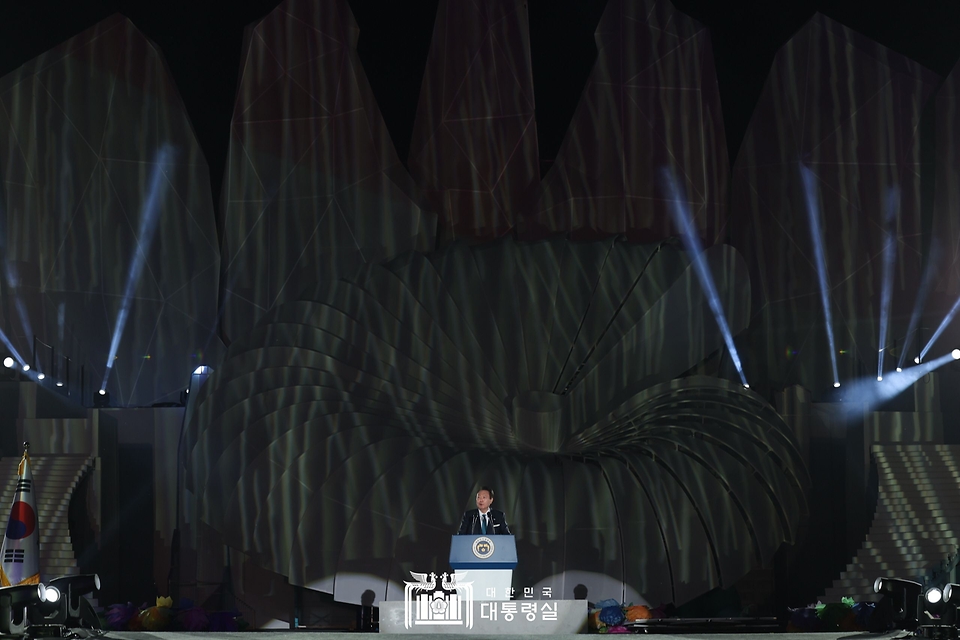 윤석열 대통령이 31일 전남 순천시 순천만국가정원에서 열린 ‘2023 순천만국제정원박람회 개막식’에서 축사하고 있다. 