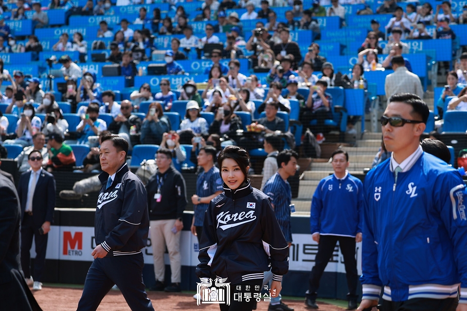 김건희 여사가 1일 대구시 수성구 삼성라이온즈파크에서 열린 ‘2023 프로야구 개막전’에 참석하고 있다.