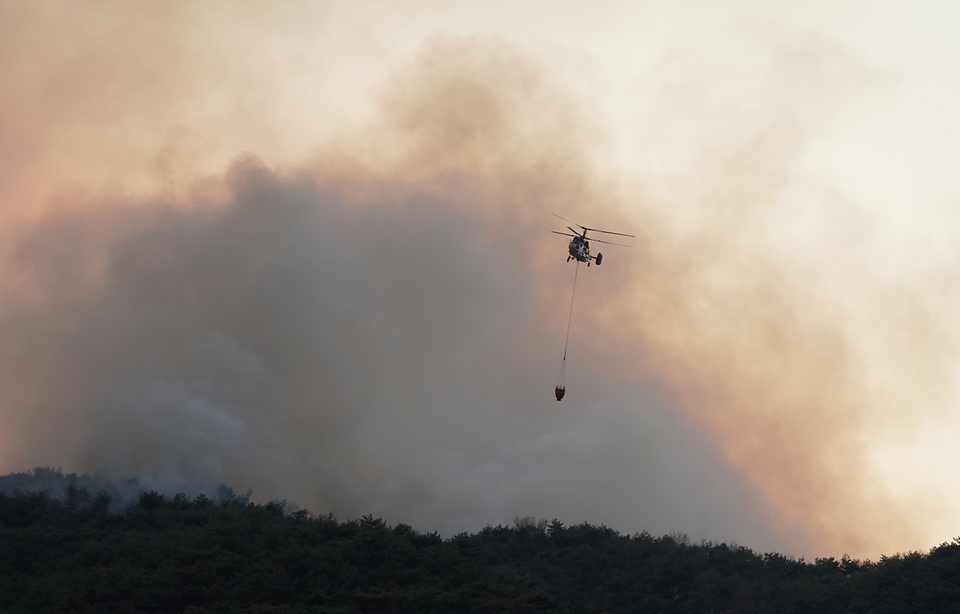 2일 충남 홍성군 산불현장에 산불진화헬기가 산불을 진화하고 있다.