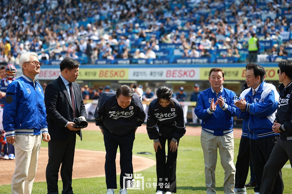 윤석열 대통령과 김건희 여사가 1일 대구시 수성구 삼성라이온즈파크에서 열린 ‘2023 프로야구 개막전’에서 야구팬들에게 인사하고 있다.