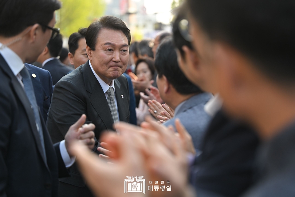 윤석열 대통령이 1일 대구시 중구 서문시장에서 열린 ‘서문시장 100주년 기념식’에 입장하고 있다.