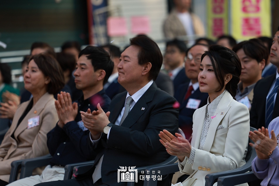 윤석열 대통령과 김건희 여사가 1일 대구시 중구 서문시장에서 열린 ‘서문시장 100주년 기념식’에서 박수를 치고 있다.
