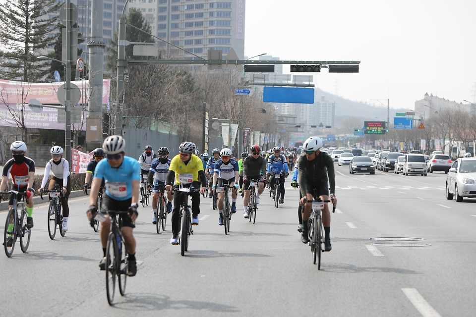 지난 1일 오후 경기도 용인특례시청 잔디광장서 열린 6.25전쟁 정전70주년 계기 유엔참전국 튀르키예와 <자전거 동맹 길> 행사에 참석한 참가자들이 자전거 동맹길을 달리고 있다.
