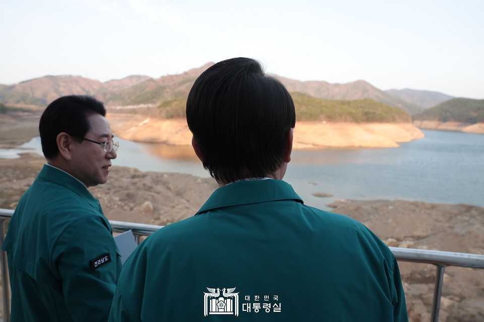 윤석열 대통령이 31일 전남 순천시 주암조절지댐에서 광주·전남지역의 가뭄 상황을 점검하고 있다.