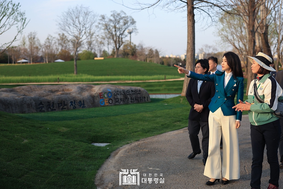 김건희 여사가 31일 전남 순천시에서 열린 ‘2023 순천만국가정원박람회 개막식’에 앞서 정원을 둘러보며 관계자와 대화하고 있다.