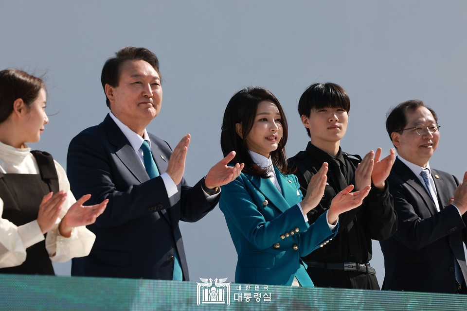 윤석열 대통령과 김건희 여사가 31일 경남 통영시 영운항에서 열린 제12회 수산인의 날 기념식에서 박수치고 있다.