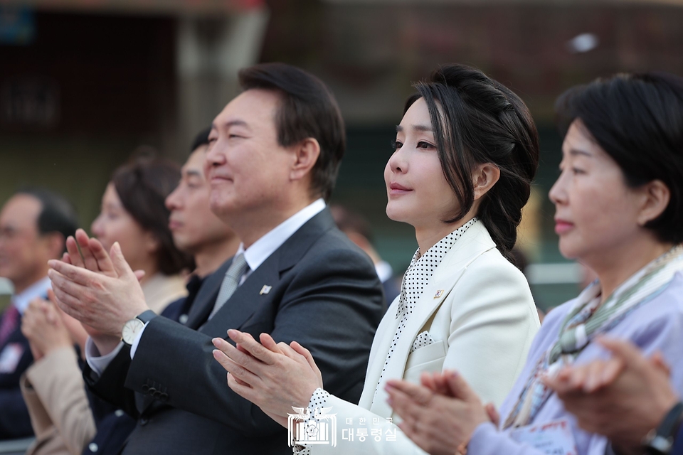 윤석열 대통령과 김건희 여사가 1일 대구시 중구 서문시장에서 열린 ‘서문시장 100주년 기념식’에서 박수를 치고 있다.