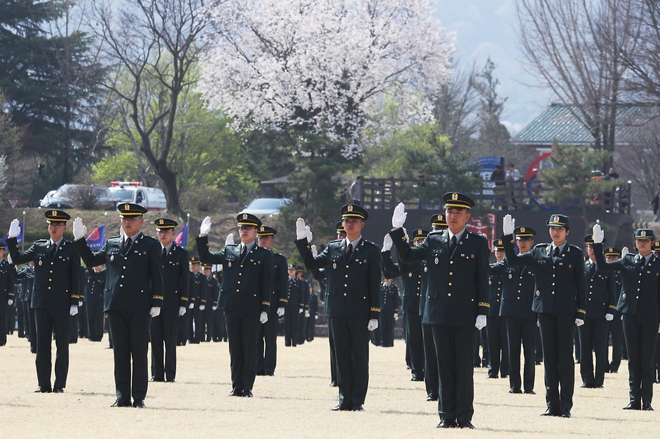 31일 전북 익산시 육군부사관학교에서 열린 ‘육군부사관학교 22-5기 임관식’에서 신임 부사관들이 임관 선서를 하고 있다. (출처=국방부 페이스북)