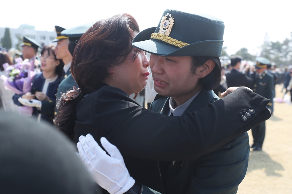 31일 전북 익산시 육군부사관학교에서 열린 ‘육군부사관학교 22-5기 임관식’에서 신임 부사관이 가족과 포옹하고 있다. (출처=국방부 페이스북)
