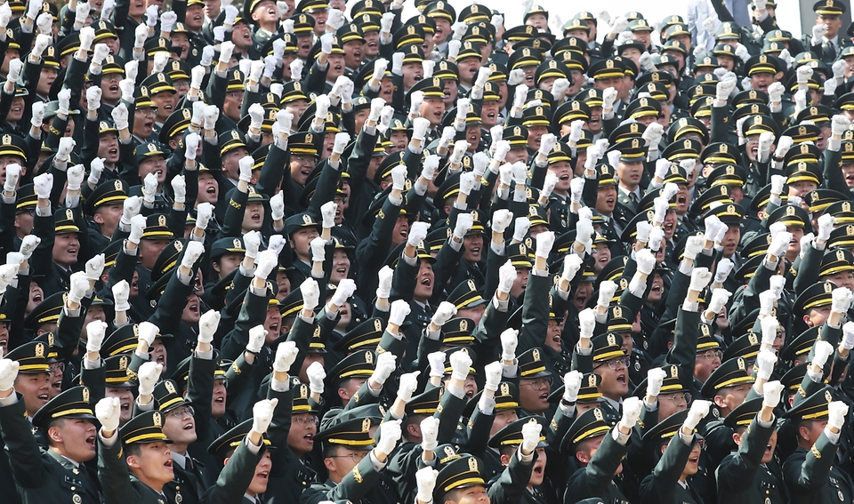 31일 전북 익산시 육군부사관학교에서 열린 ‘육군부사관학교 22-5기 임관식’에서 신임 부사관들이 파이팅을 외치며 임관을 자축하고 있다. (출처=국방부 페이스북)