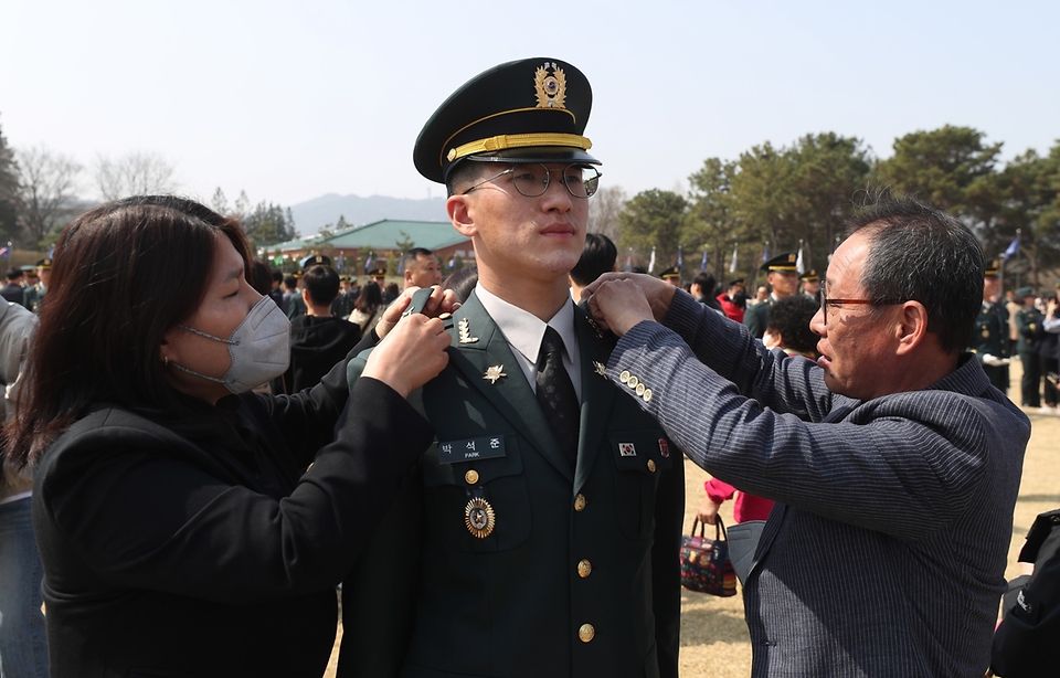 31일 전북 익산시 육군부사관학교에서 열린 ‘육군부사관학교 22-5기 임관식’에서 가족들이 신임 부사관에게 계급장을 달아주고 있다. (출처=국방부 페이스북)
