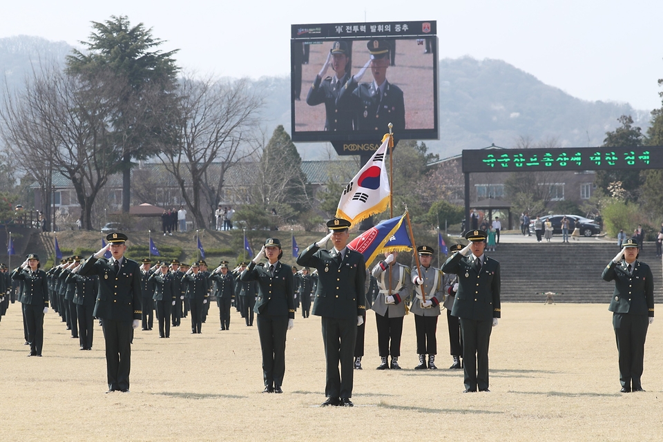 31일 전북 익산시 육군부사관학교에서 열린 ‘육군부사관학교 22-5기 임관식’에서 신임 부사관들이 거수경례를 하고 있다. (출처=국방부 페이스북)