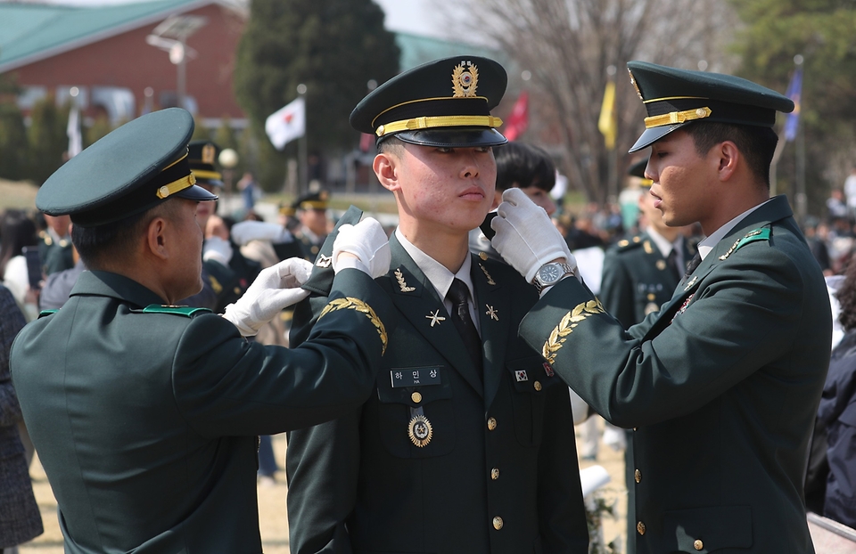 31일 전북 익산시 육군부사관학교에서 열린 ‘육군부사관학교 22-5기 임관식’에서 신임 부사관들이 계급장을 수여받고 있다. (출처=국방부 페이스북)