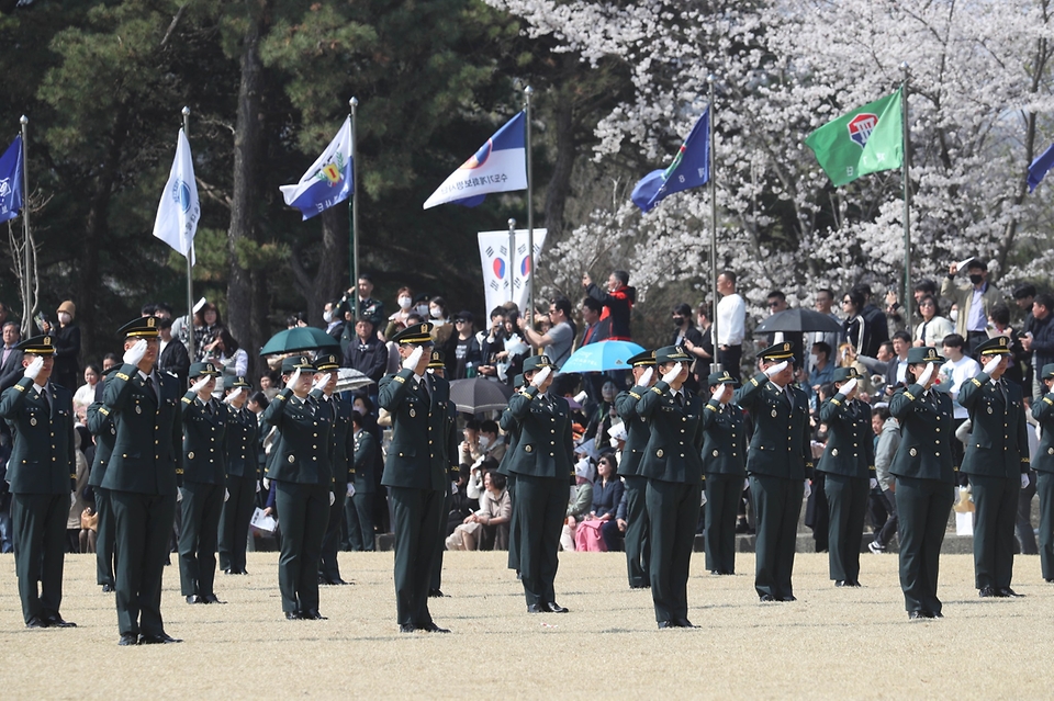 31일 전북 익산시 육군부사관학교에서 열린 ‘육군부사관학교 22-5기 임관식’에서 신임 부사관들이 거수경례를 하고 있다. (출처=국방부 페이스북)