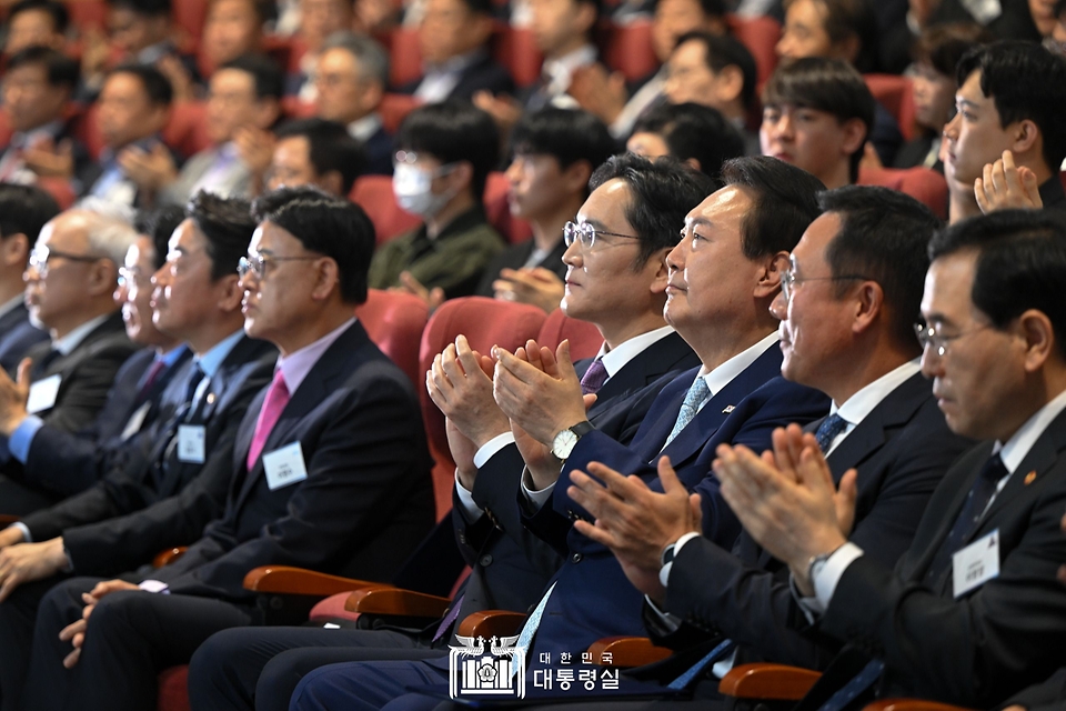 윤석열 대통령이 4일 충남 아산 삼성디스플레이에서 열린 ‘삼성디스플레이 투자협약식’에서 박수를 치고 있다.