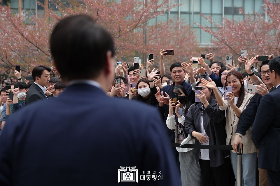 윤석열 대통령이 4일 충남 아산시 삼성디스플레이에서 열린 ‘삼성디스플레이 투자협약식’을 마친 뒤 직원들의 환송을 받고 있다.
