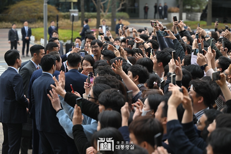 윤석열 대통령이 4일 충남 아산시 삼성디스플레이에서 열린 ‘삼성디스플레이 투자협약식’을 마친 뒤 직원들의 환송을 받고 있다.