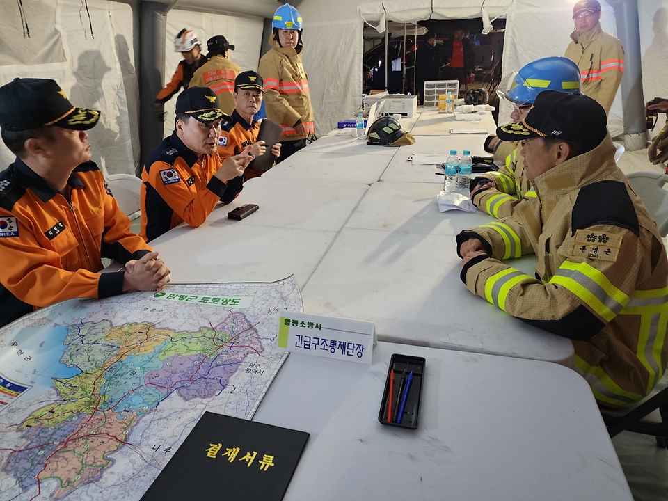 남화영 소방청장 직무대리가 3일 전남 함평군 산불현장에서 진화상황을 점검하고 있다.