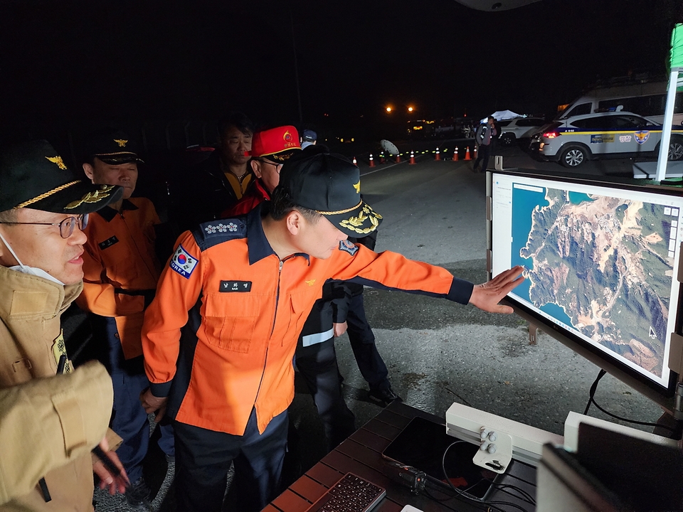 남화영 소방청장 직무대리가 3일 전남 순천시 산불현장에서 야간 진화대책을 점검하고 있다.