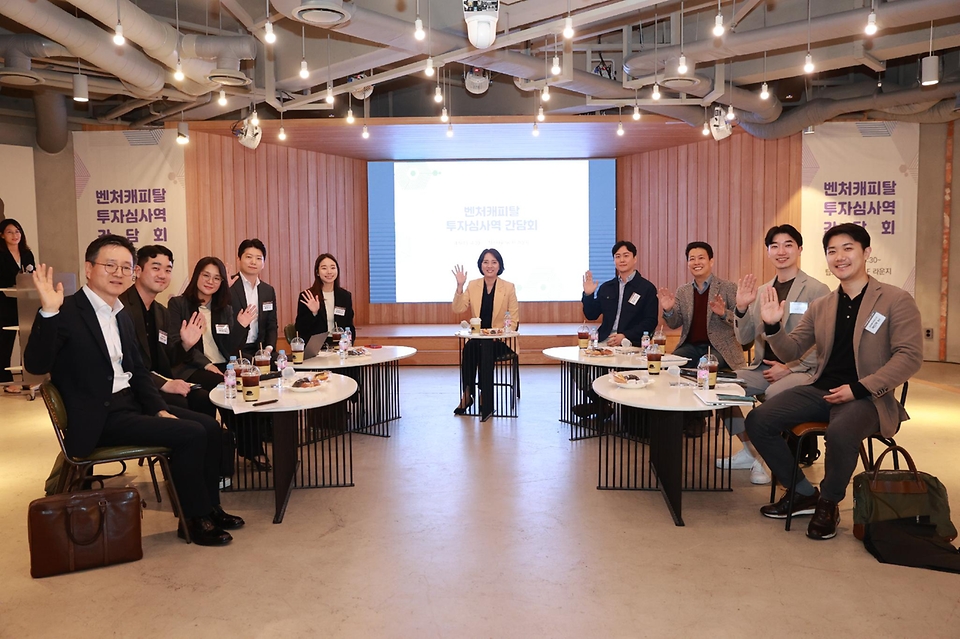 이영 중소벤처기업부 장관이 5일 서울 강남구 팁스타운에서 열린 ‘청년 VC 투자심사역 간담회’에서 참석자들과 기념촬영을 하고 있다.