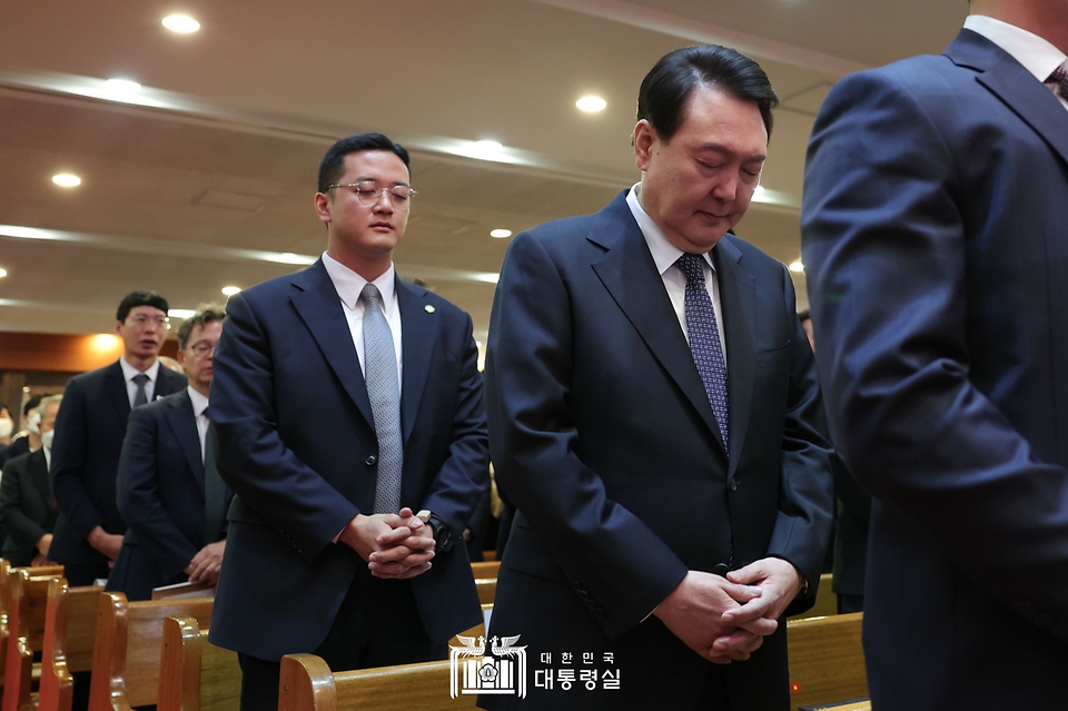 윤석열 대통령이 9일 서울 중구 영락교회에서 열린 ‘2023 한국교회 부활절 연합예배’에서 기도하고 있다.