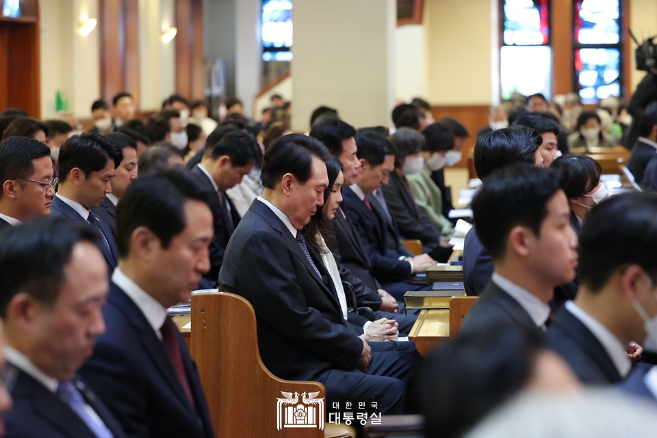 윤석열 대통령과 김건희 여사가 9일 서울 중구 영락교회에서 열린 ‘2023 한국교회 부활절 연합예배’에서 기도하고 있다.