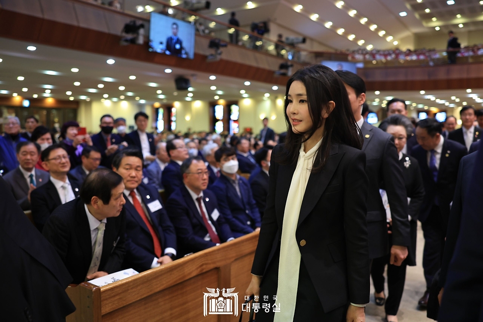 김건희 여사가 9일 서울 중구 영락교회에서 열린 ‘2023 한국교회 부활절 연합예배’를 마치고 퇴장하고 있다.