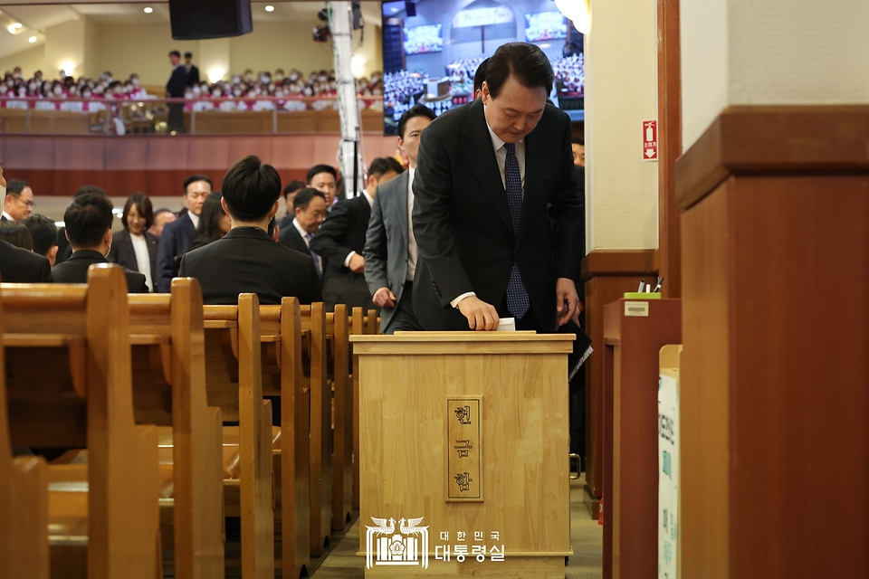 윤석열 대통령이 9일 서울 중구 영락교회에서 열린 ‘2023 한국교회 부활절 연합예배’를 마치고 헌금하고 있다.