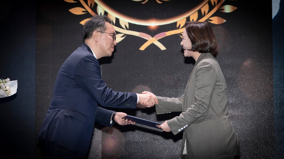 박민수 보건복지부 2차관이 7일 서울 중구 대한상공회의소에서 열린 ‘제51회 보건의 날 기념식’에서 추영수 고려대 안암병원 선임간호부장에게 국민포장을 수여하고 있다.