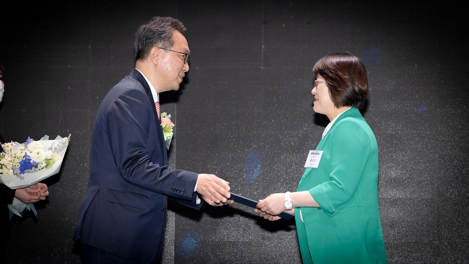 박민수 보건복지부 2차관이 7일 서울 중구 대한상공회의소에서 열린 ‘제51회 보건의 날 기념식’에서 황석선 지방기술서기관에게 대통령 표창을 수여하고 있다.