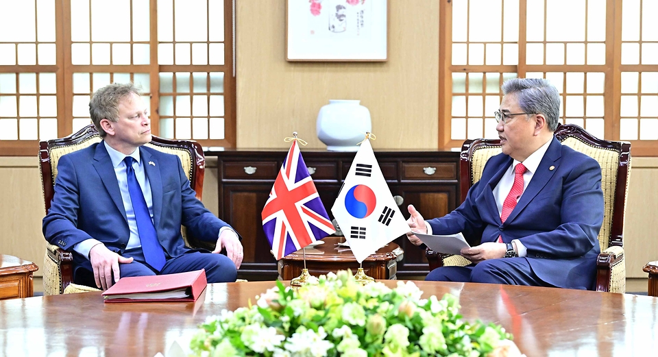 박진 외교부 장관이 10일 서울 종로구 외교부 청사에서 그랜트 샵스 영국 에너지안보·탄소중립부 장관을 접견하고 있다.