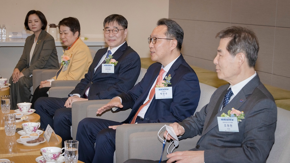 박민수 보건복지부 2차관이 7일 서울 중구 대한상공회의소에서 열린 ‘제51회 보건의 날 기념식’에 앞서 관계자들과 간담회를 하고 있다.