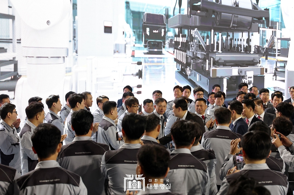 윤석열 대통령이 11일 경기 화성시 기아 오토랜드 화성에서 열린 ‘기아 전기차 전용공장 기공식’에서 직원들과 인사하고 있다.