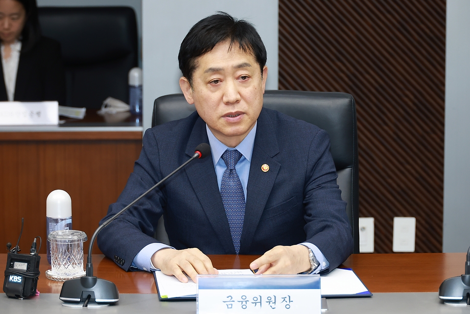 김주현 금융위원장이 11일 오후 부산 남구 부산국제금융센터(BIFC)에서 개최된 기업구조혁신펀드 업무협약식에 참석해 자본시장을 통한 자율적인 구조조정의 중요성을 강조하며, 시장 중심 구조조정 활성화를 위한 정책금융기관의 적극적 협력을 당부하고 있다.