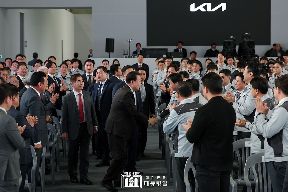 윤석열 대통령이 11일 경기 화성시 기아 오토랜드 화성에서 열린 ‘기아 전기차 전용공장 기공식’에 참석하고 있다.