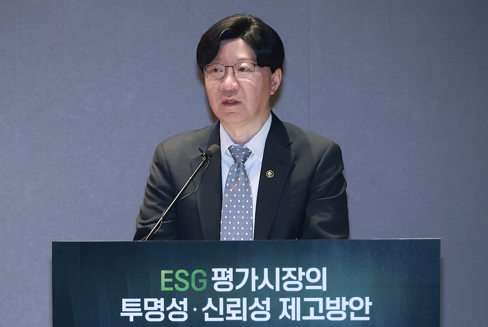 <p>김소영 금융위원회 부위원장이 13일 오전 서울 여의도 한국거래소 컨퍼런스홀에서 개최한 ESG 평가시장의 투명성·신뢰성 제고방안 세미나에서 축사를 하고 있다.</p>
<p><br></p>