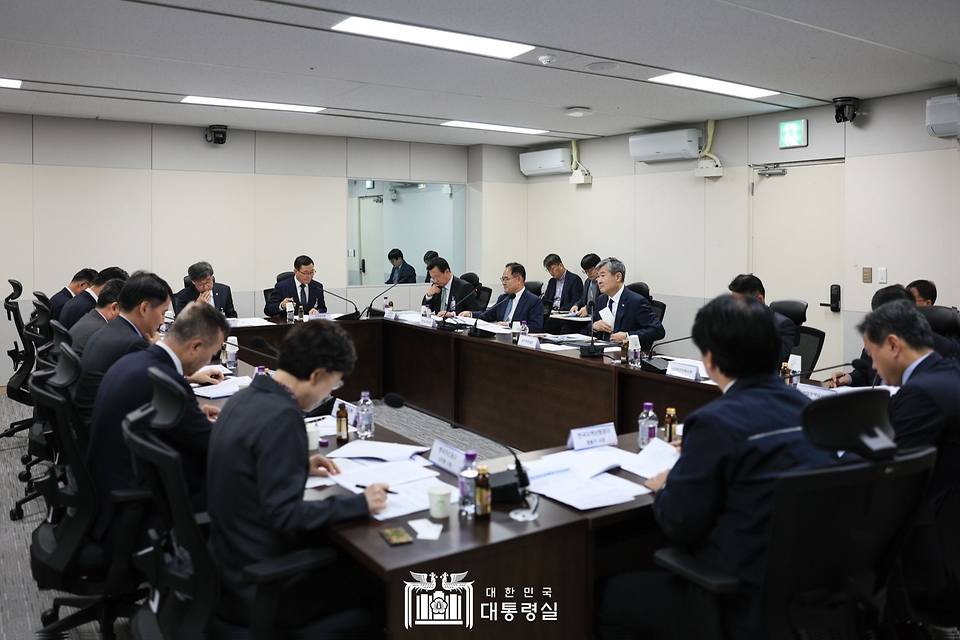 조태용 국가안보실장이 12일 서울 용산구 대통령실 청사에서 열린 ‘에너지분야 사이버공격 대응태세 점검회의’를 주재하고 있다.