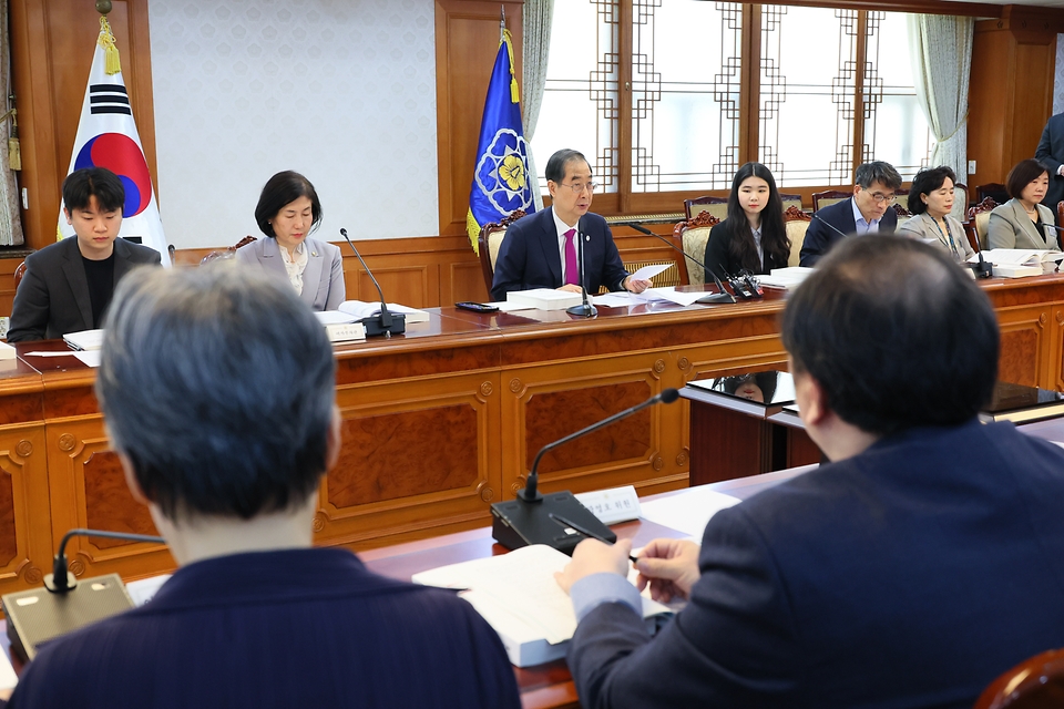 한덕수 국무총리가 13일 서울 종로구 정부서울청사에서 열린 ‘제17차 아동정책 조정위원회’를 주재하고 있다.